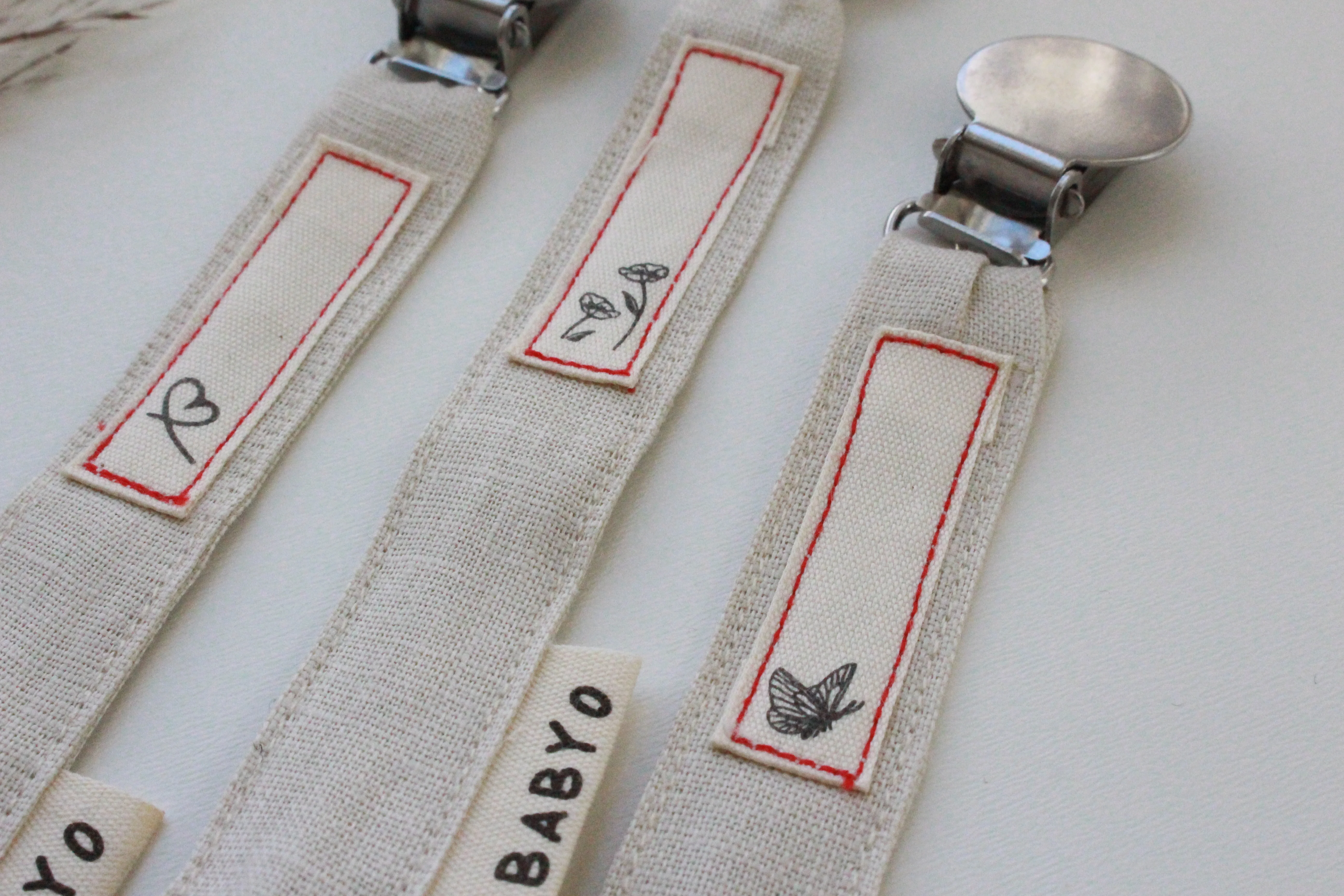 Babyo Linen Pacifier Clip Heart Label - Tan