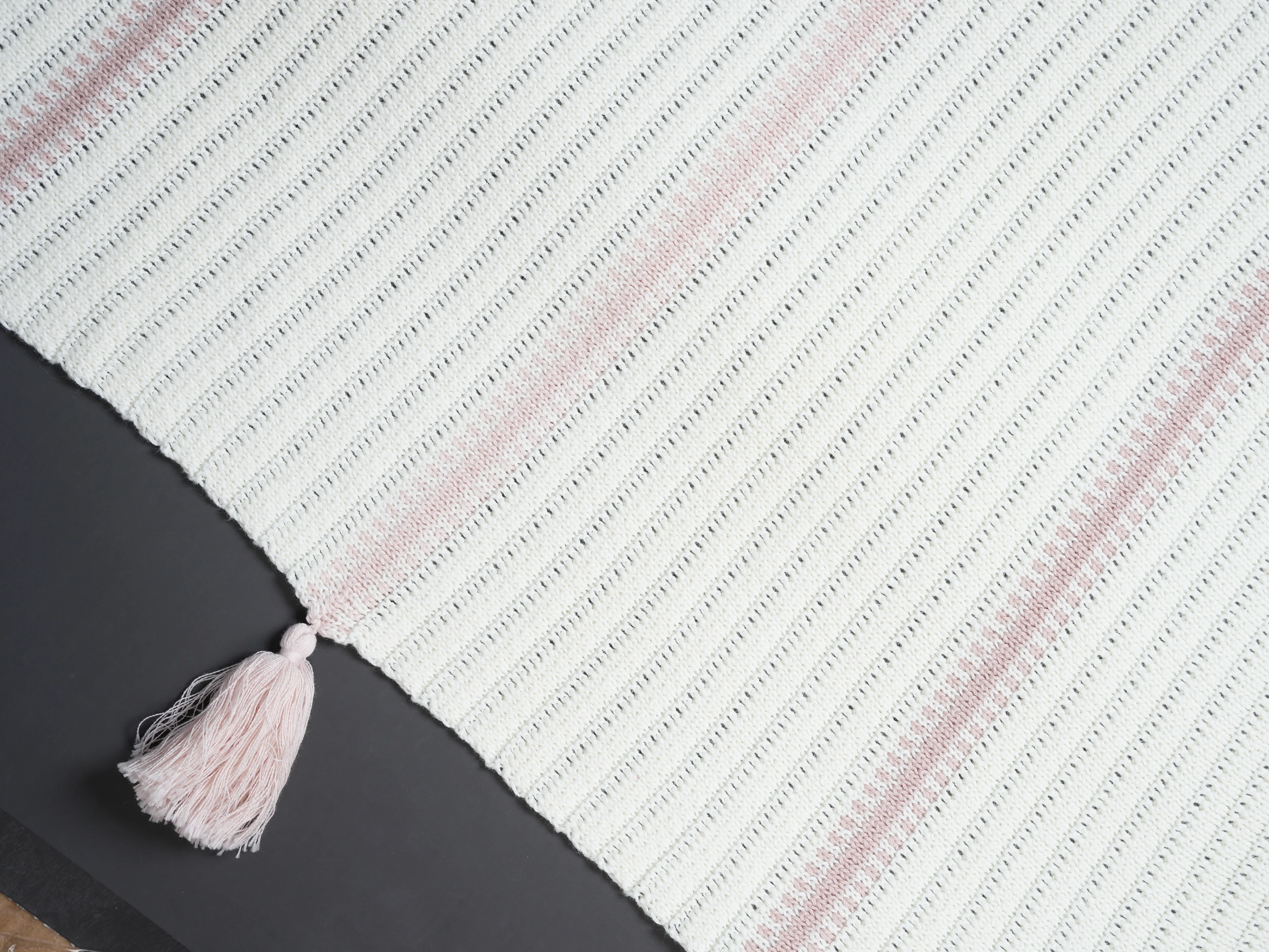 Inimini Tassel Blanket - Ivory/Pink - Image 2