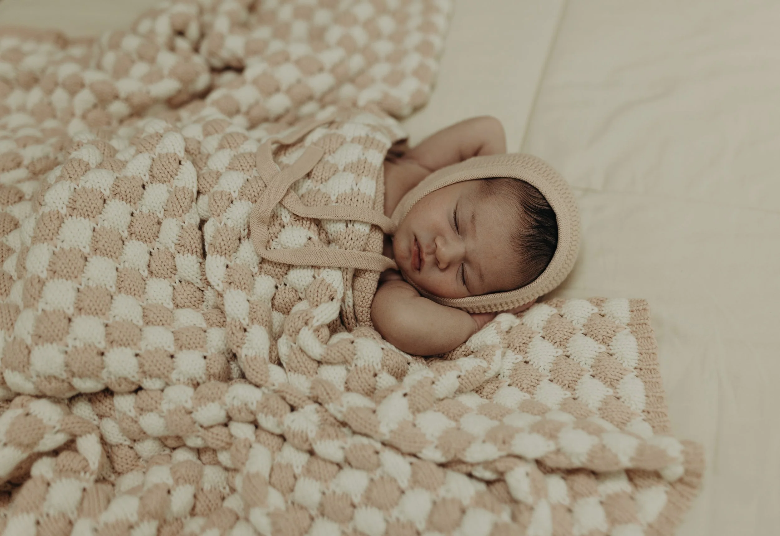 Peluche Rose/Cream Contrast Bubbled Knit Blanket - Image 2